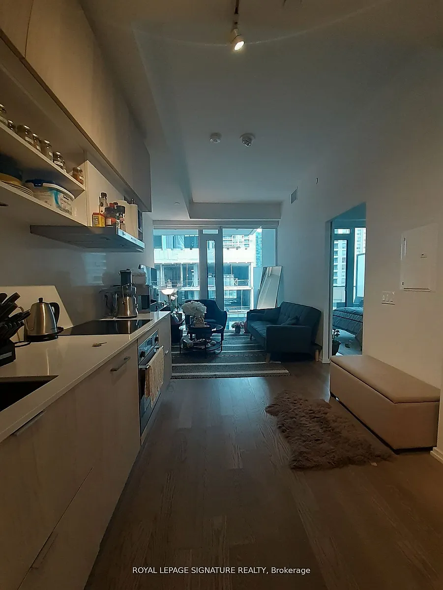 Building Photo - 5 Soudan Ave N #909
