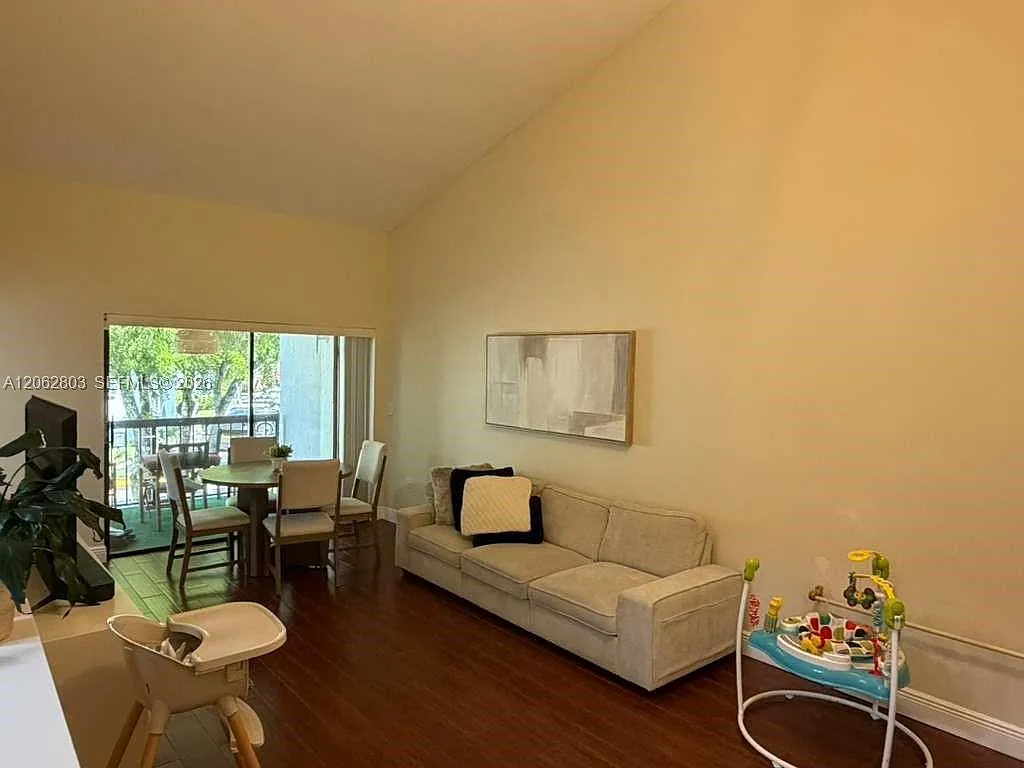 2 bed, 1000 sqft, $2,600 — Photo 3