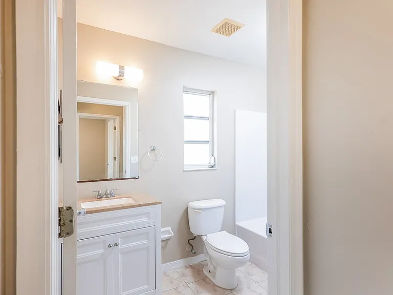811 SW 14th Pl — Photo 12