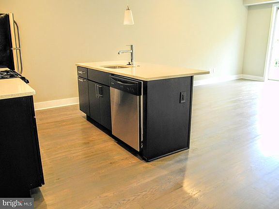 3rd image of 1607 Catharine St APT 2D