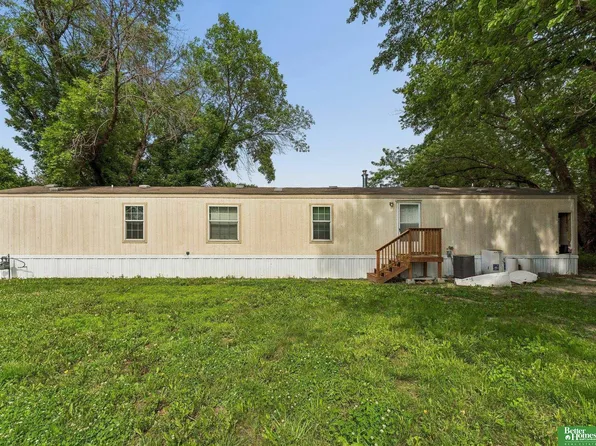 1075 W 8th St #17, North Bend, NE 68649