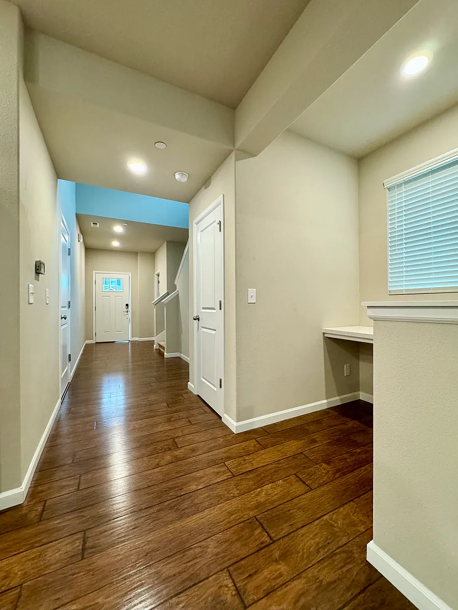 Building Photo - 602 Birchwood Dr SW