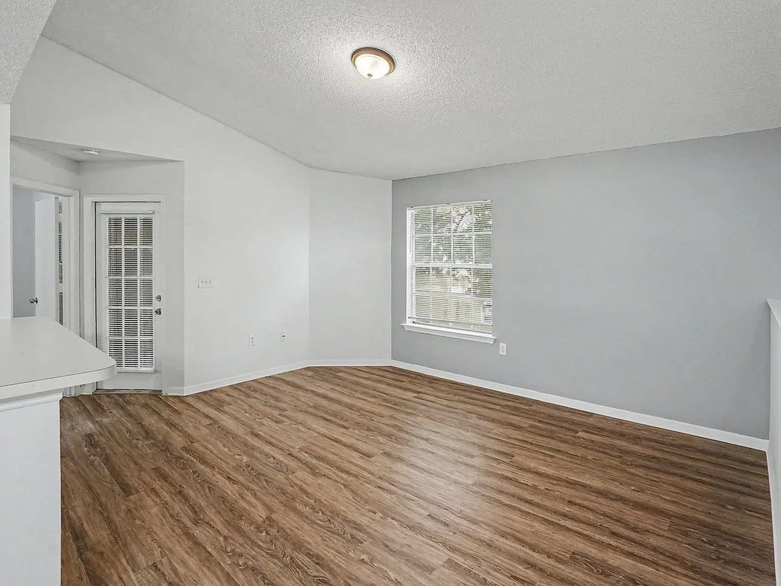 2 bed, 932 sqft, $1,565 — Photo 4