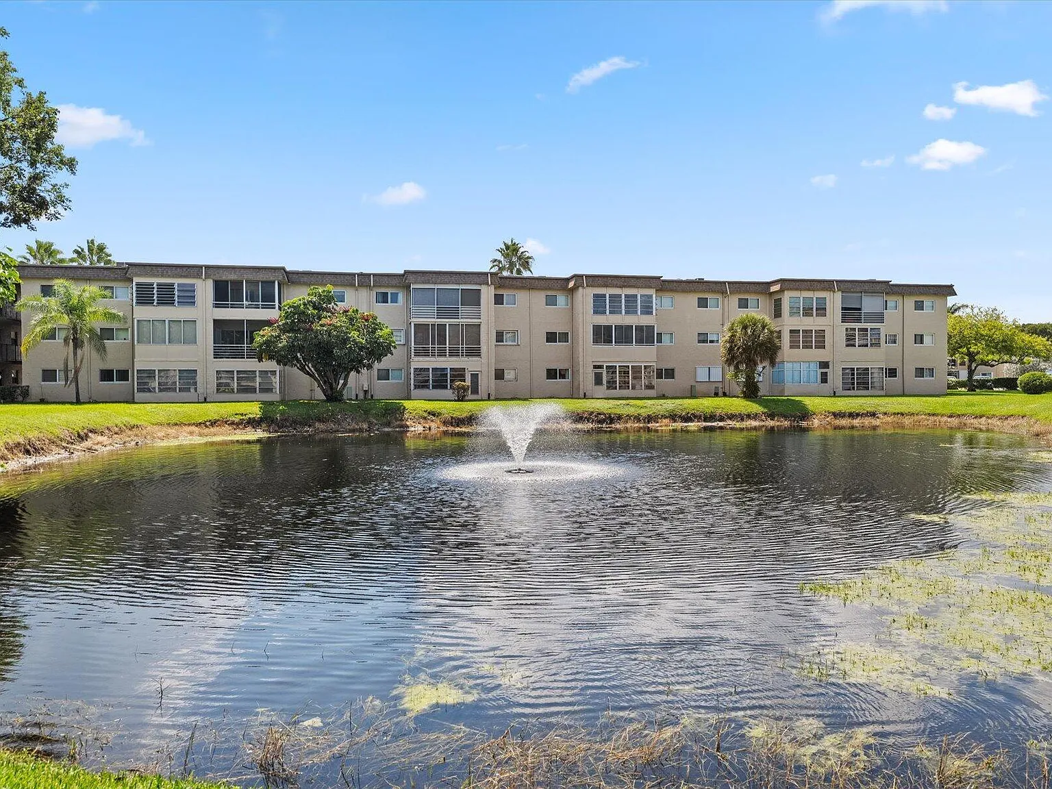 2 bed, 2.0 bath, 975 sqft, $2,300 — Photo 2
