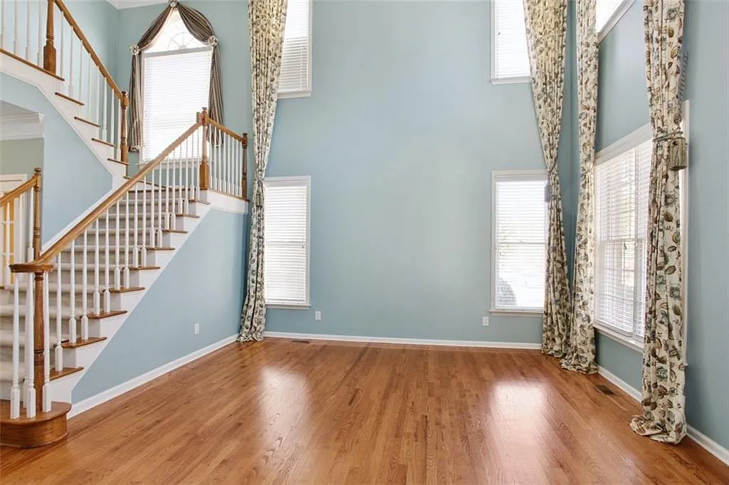 5 bed, 5235 sqft, $5,000 — Photo 4