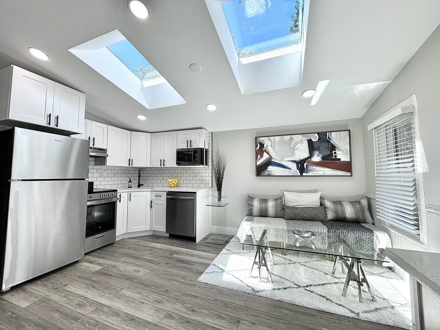 2 bed, 600 sqft, $3,295 — Photo 2