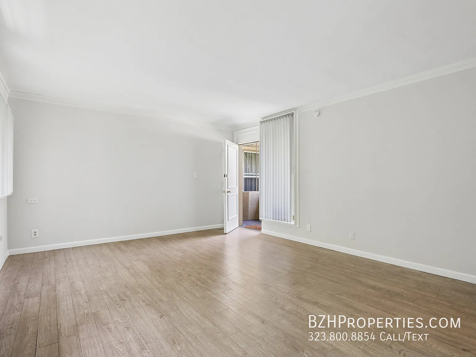 Bright Upper-Level Studio in Prime Hollywood West with Hardwood Floors — Photo 4