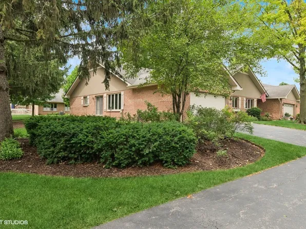 223 Royal Ln, Bloomingdale, IL 60108