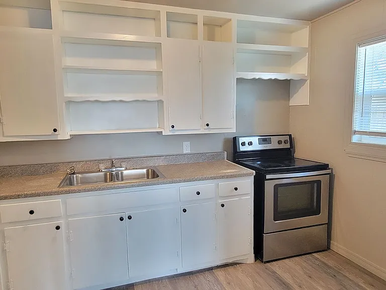 805 S Avenue C — Photo 7