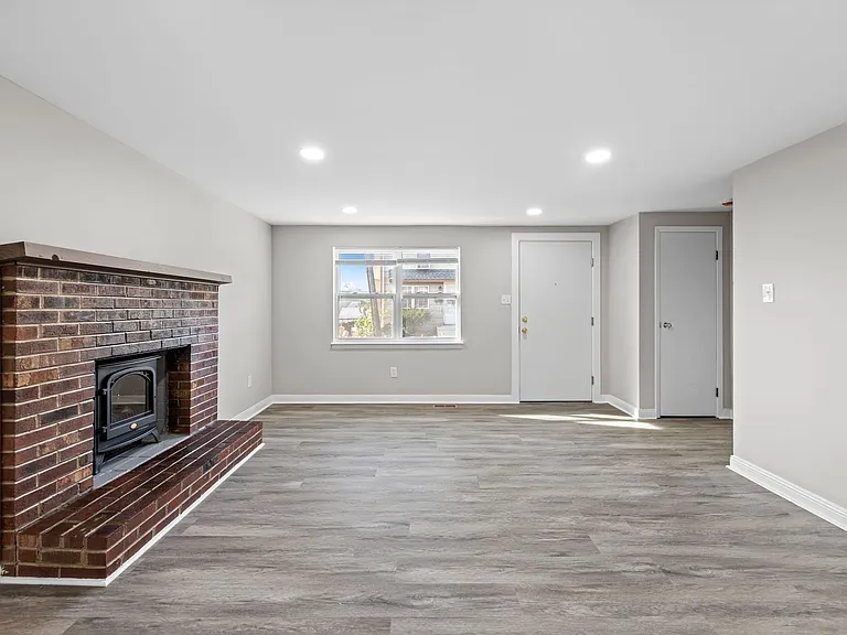 20 E Monument Ave — Photo 9
