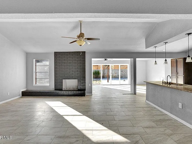 3709 Roslyn Dr — Photo 7
