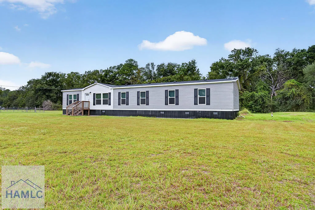 4 bed, 3.0 bath, 1976 sqft, $2,300 — Photo 3