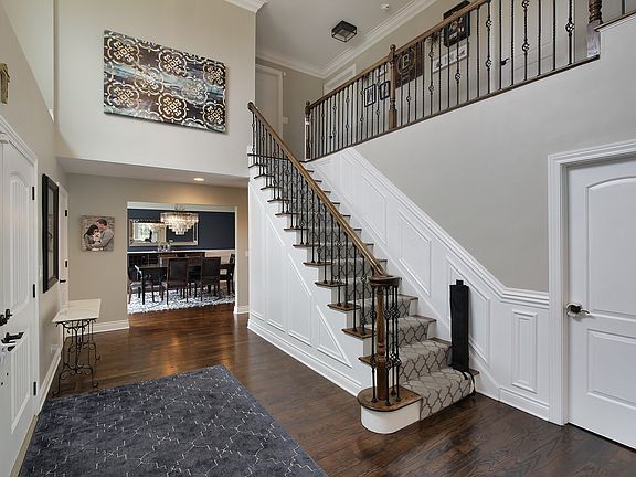 Elegant 2-story Foyer