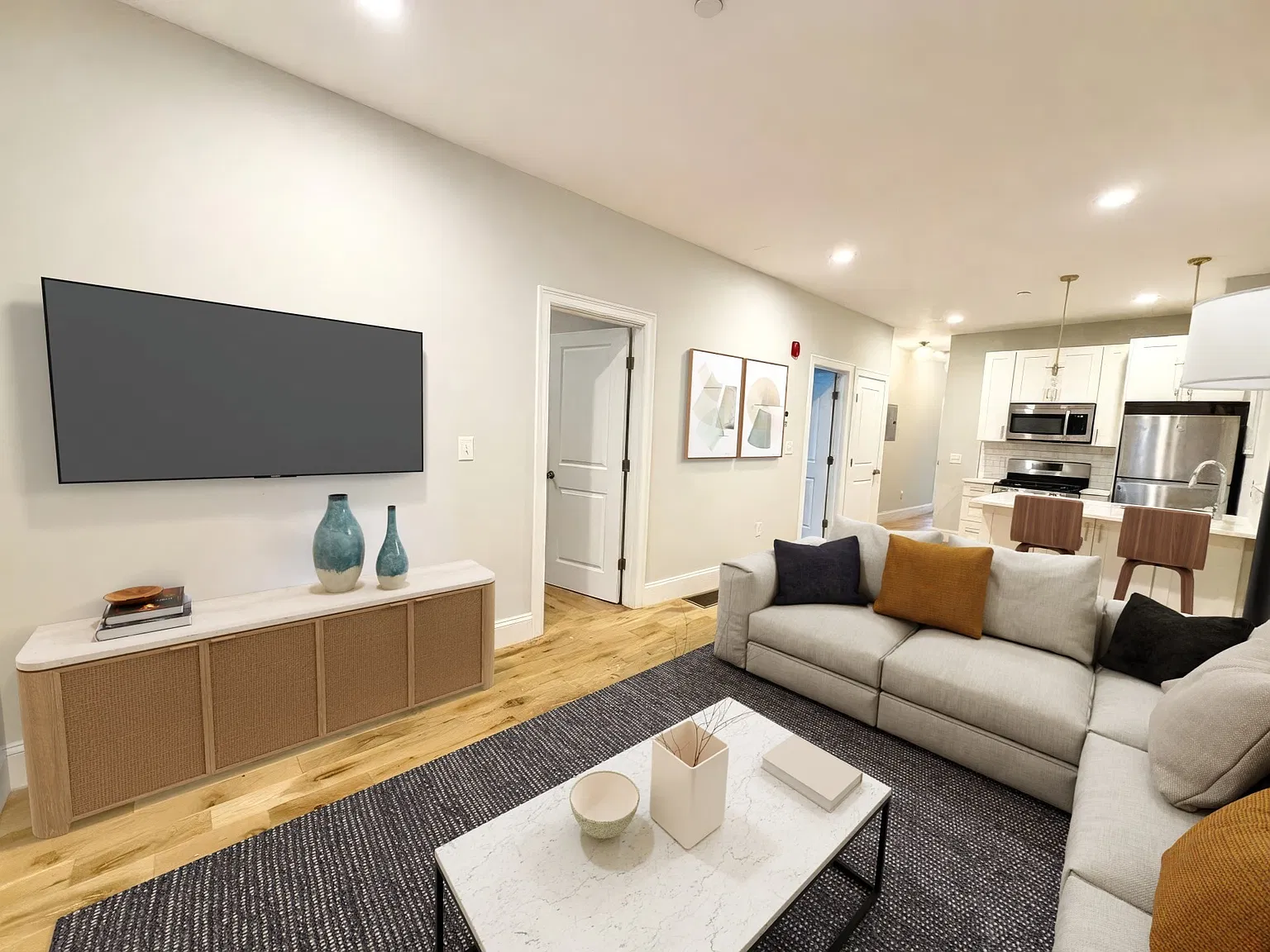 3 bed, 2.0 bath, 842 sqft, $3,800 — Photo 2