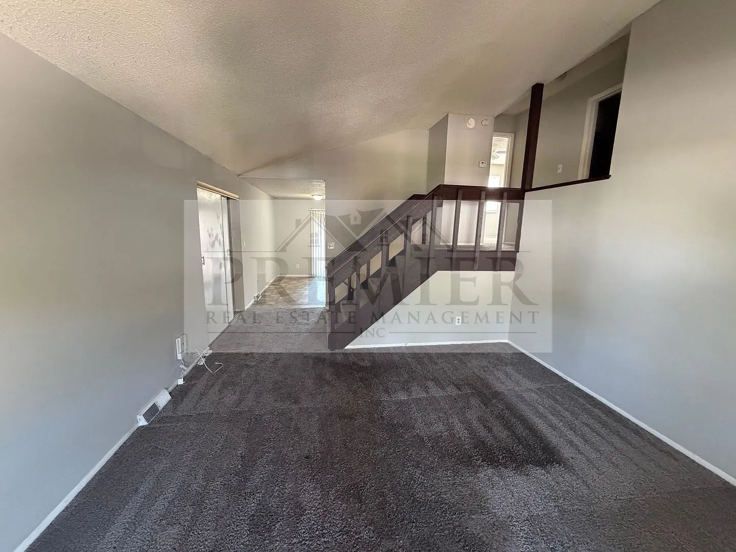 3 Bd / 1.5 Ba Townhome 8430 Lane Place, Raytown, Mo 64138 Culdesac $1450 Finished Basement — Photo 2