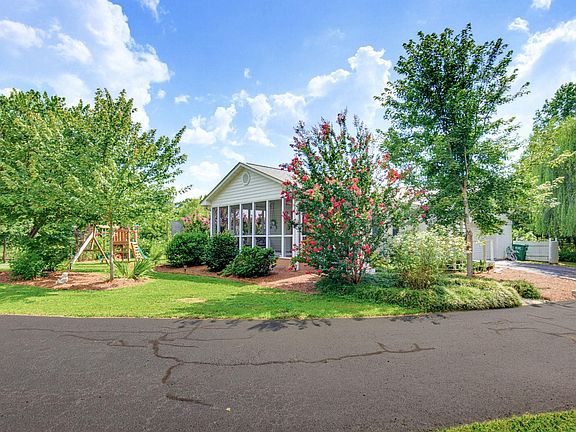 3rd image of 161 Caroline Dr