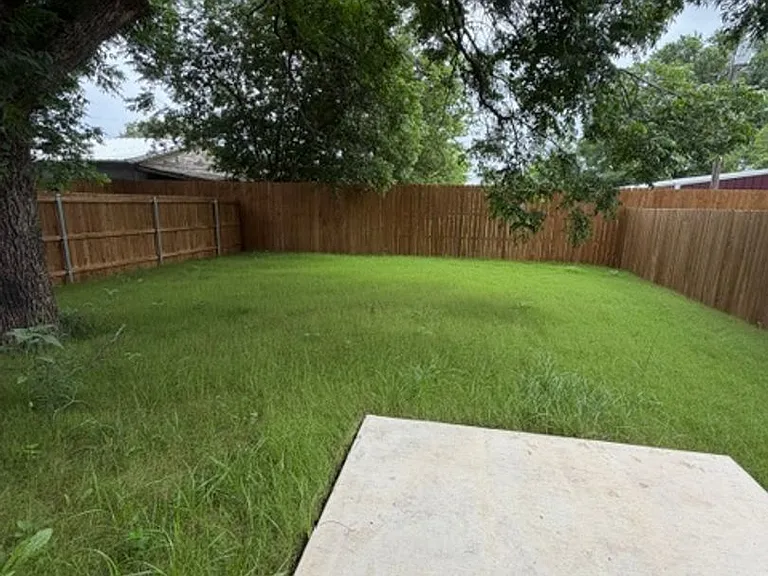 307 Live Oak St — Photo 1