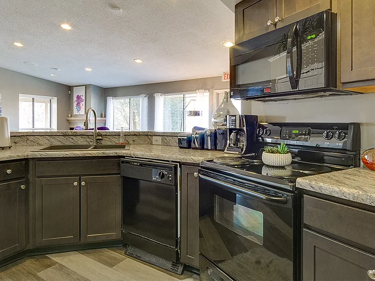 Pavilion Court Apartment Homes — Photo 14