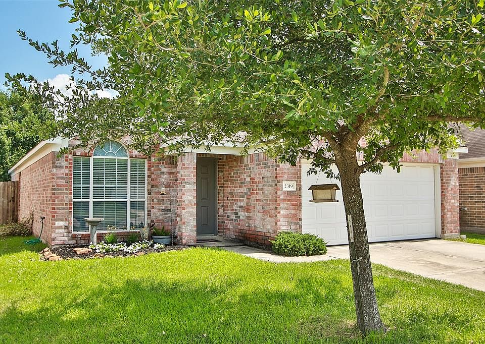 Beautiful single story! Excellent curb appeal. Thick healthy grass with lots of shade!
