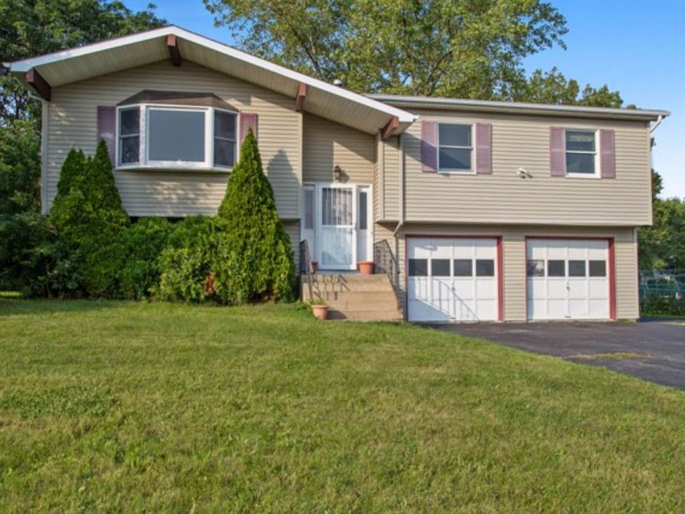 1st image of 14 Woodstock Ln