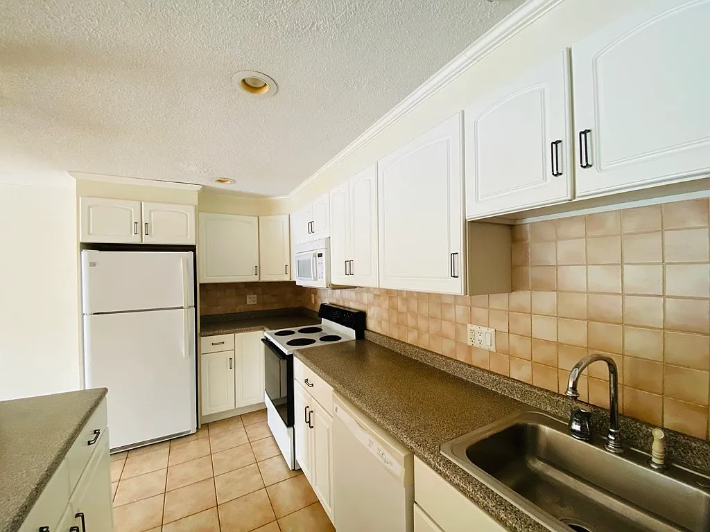 2 bed, 2.0 bath, 986 sqft, $3,600 — Photo 4