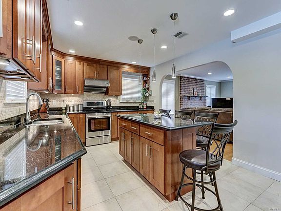 5th image of 485 Hilda St