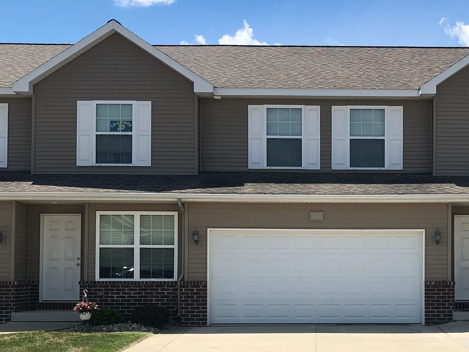 4 bed, 2.5 bath, 1700 sqft, $1,750 — Photo 1