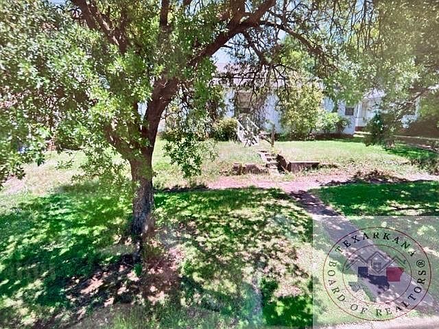 1st image of 810 W Wood St