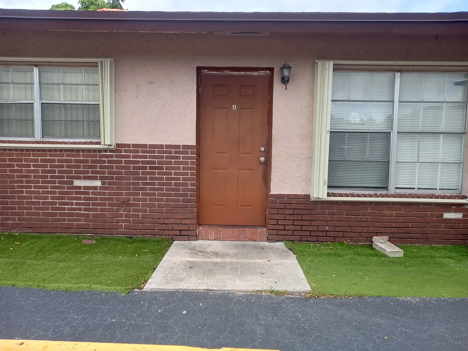 2 bed, 800 sqft, $1,900 — Photo 1