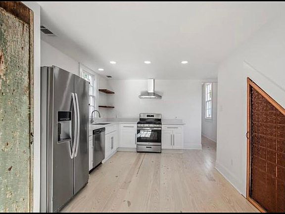 3rd image of 1342 Spain St