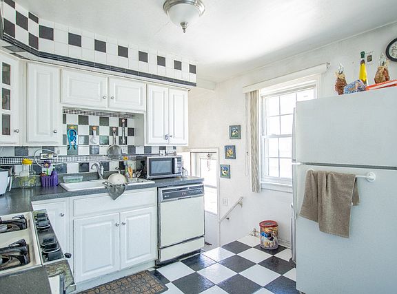 5th image of 4622 Scott St