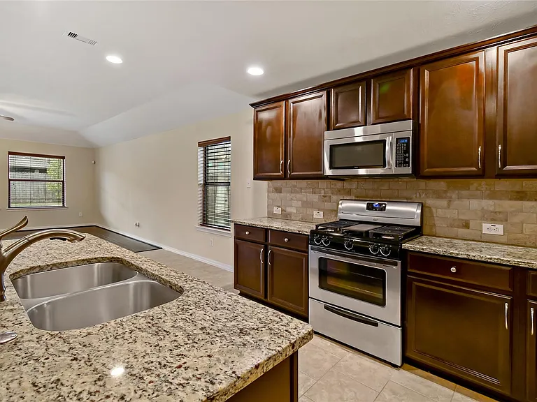 3308 Southern Grove Ln — Photo 8
