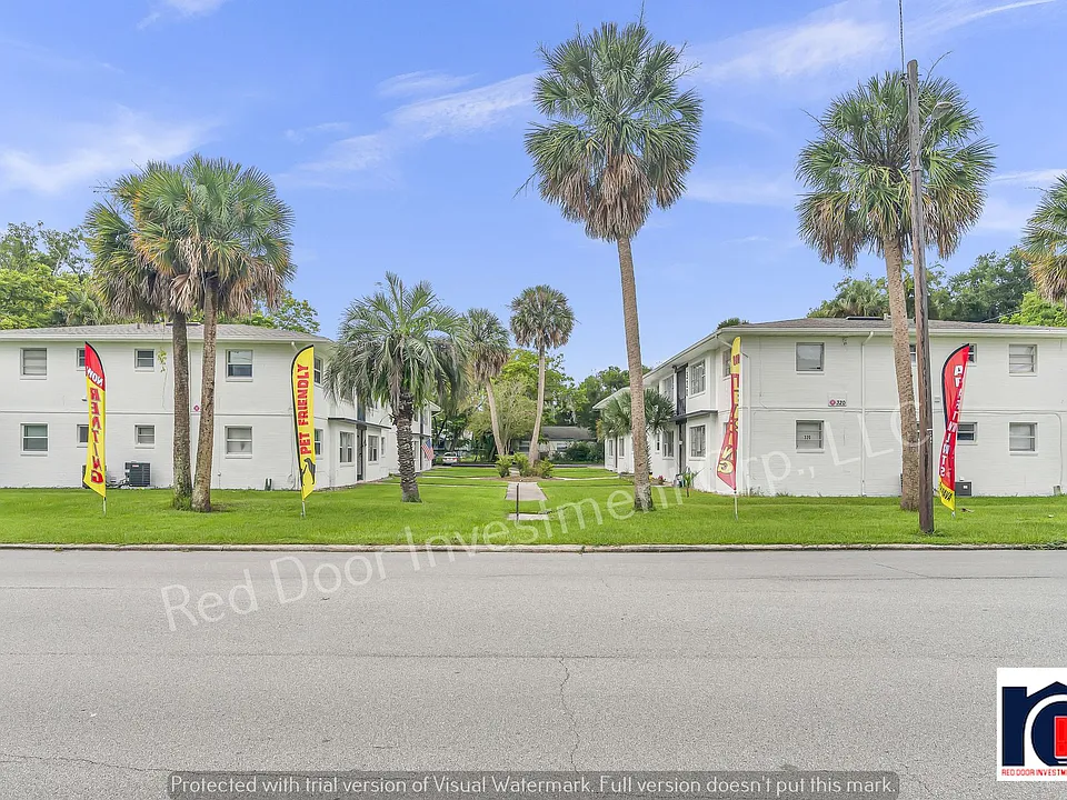 Spacious Renovated Apartments within Walking Distance to Downtown Deland