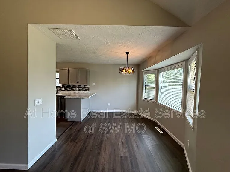 5459 S Jefferson Ave — Photo 3