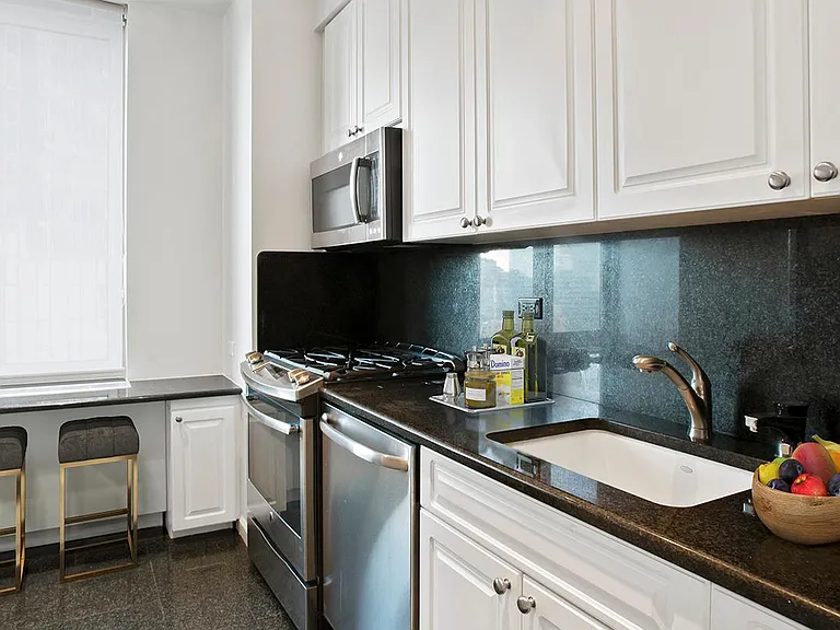 240 E 39th St #24C — Photo 3