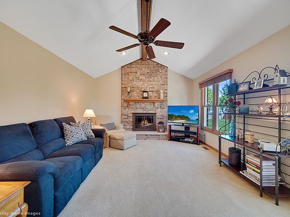 3rd image of 13817 Woodridge Ln