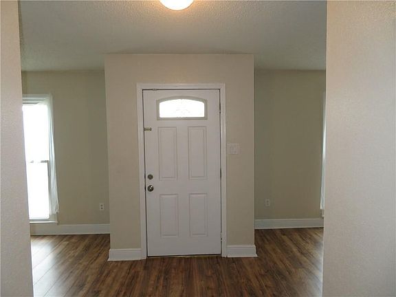 3rd image of 3876 Eastview Dr