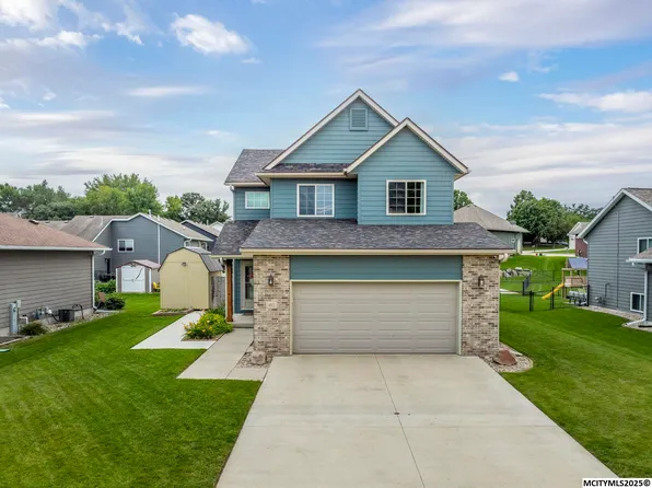 411 Pine Brooke Dr, Clear Lake, IA 50428