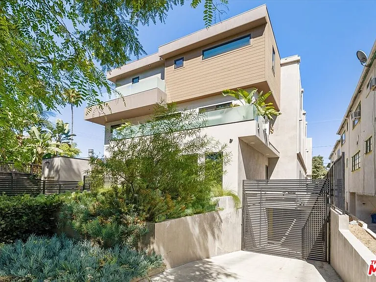 556 N Flores St #2B — Photo 30