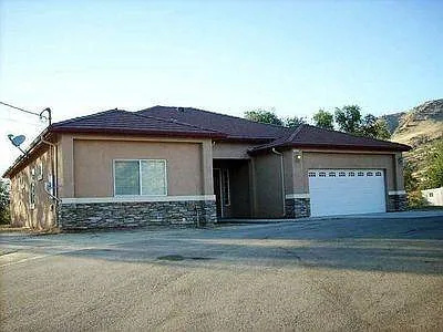 3 bed, 2.5 bath, 2070 sqft, $2,575 — Photo 1