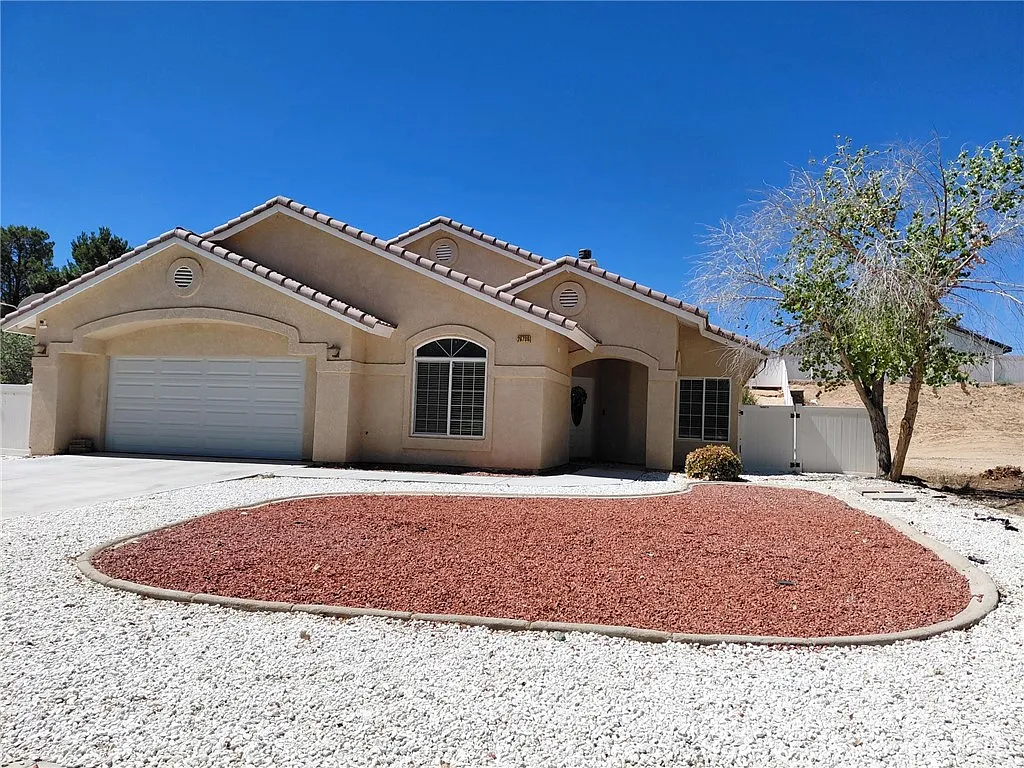 4 bed, 2156 sqft, $2,500 — Photo 1