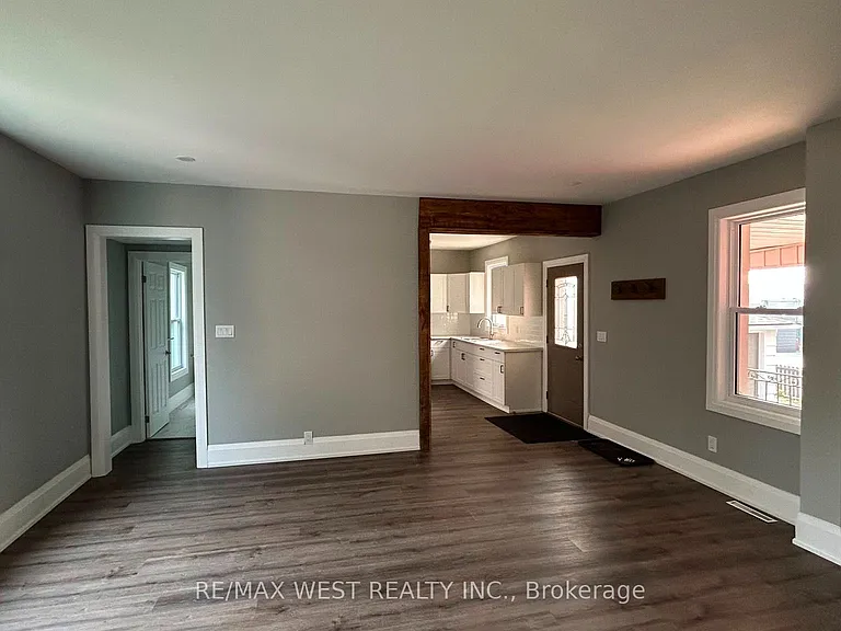 16 Albert St N #1 — Photo 3