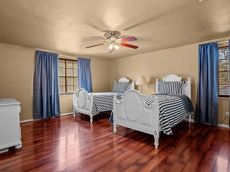 1310 Spring Valley Dr — Photo 10