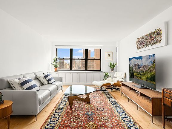 3rd image of 201 E 28th St APT 18B