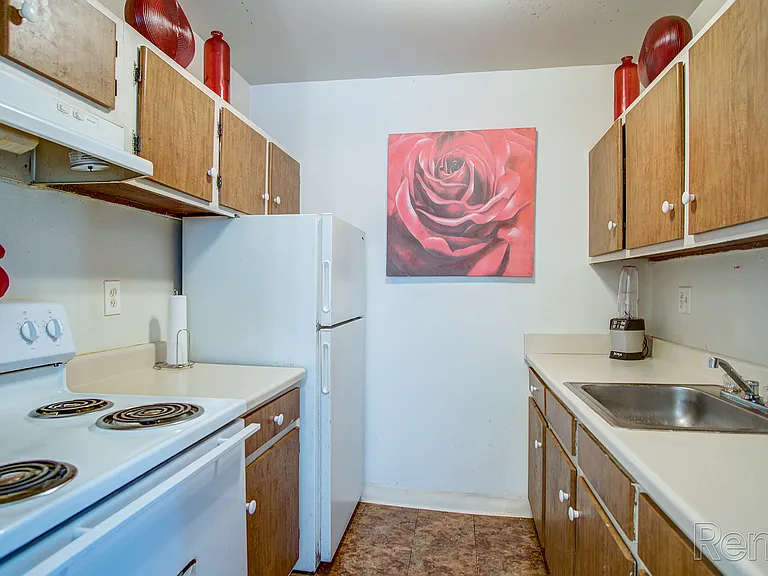 Camelot Apartments — Photo 7