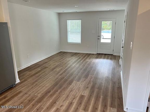 2nd image of 964 Waterford Ln