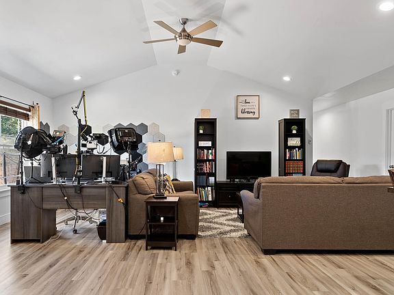5th image of 173 Mockingbird Ln