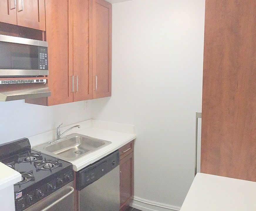 2nd image of 226 E 74th St APT 4C
