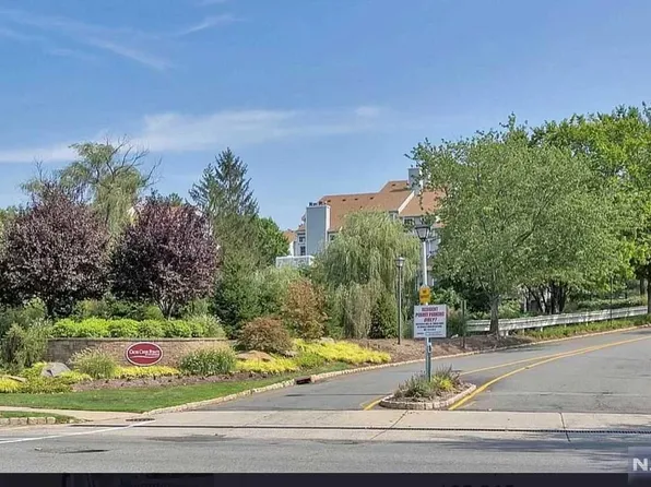 23 Eagles Notch Dr, Englewood, NJ 07631