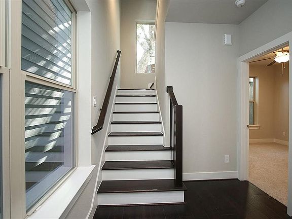 4th image of 2422 Maufferd Ave